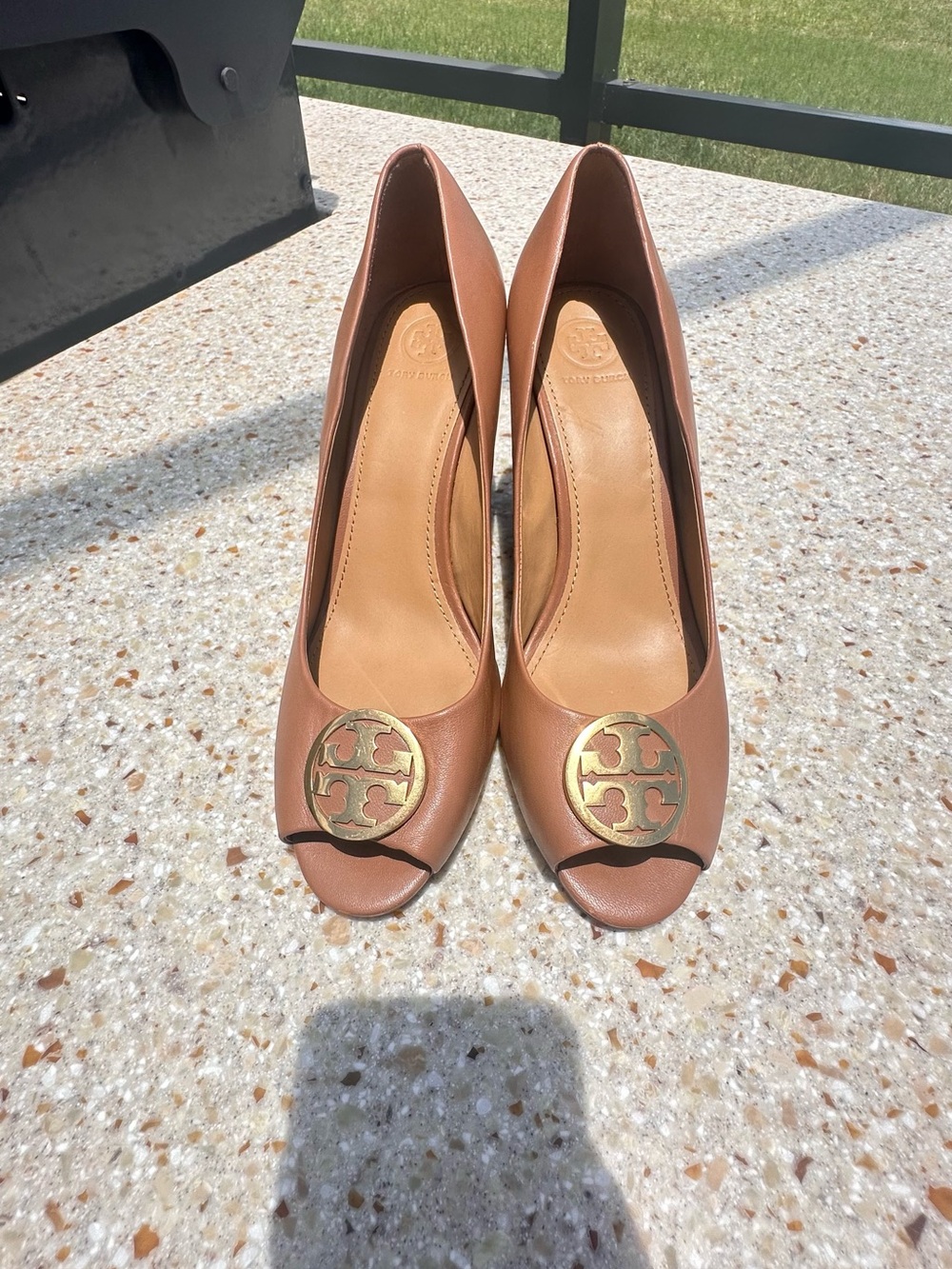 Tory Burch Tan Leather Peep-Toe Heels with Gold Logo Sz 10